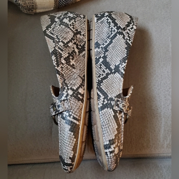 Baretraps Kellye Snake Retile Print Vegan Loafers Slip On Womens Size 9.5 M EUC - Picture 3 of 10